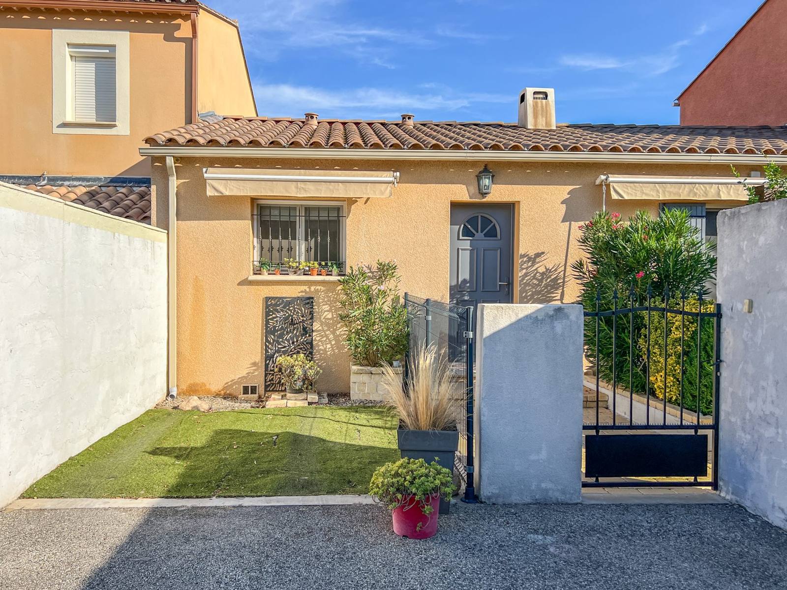 Maison de plain-pied rénovée, 2 chambres + bureau, jardin 162 m²